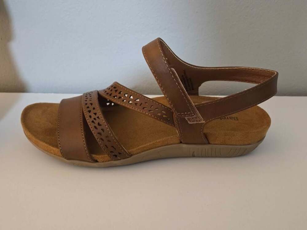 NEW!!! Women's Baretraps Jinna Sandals
Size 6.5 - Picture 5 of 10